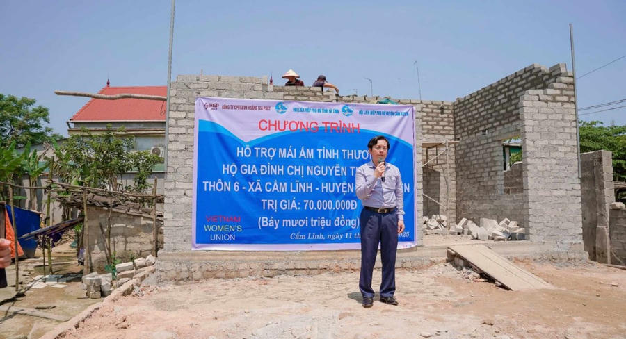 Ông Nguyễn Văn Thành - TUV, Bí thư Huyện uỷ Cẩm Xuyên ghi nhận, đánh giá cao sự đồng hành của Cty HGP Group và Báo Pháp luật Việt Nam trong chương trình xoá nhà tạm, nhà dột nát trên địa bàn.