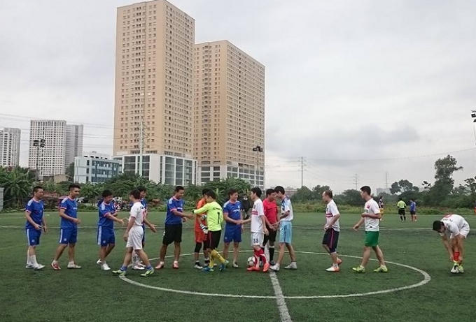 Hai đội bắt tay hữu nghị trước giờ bóng lăn.