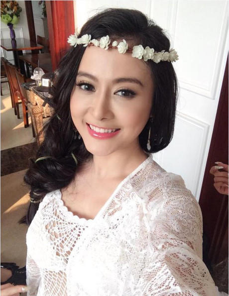 Thúy Loan không còn trẻ, nhưng nét đẹp của cô lại đậm chất Á đông nhất trong gia đình Huyền Baby, khuôn mặt trái xoan cùng với nụ cười sáng khiến cho ai nhìn cô cũng phải "mê".