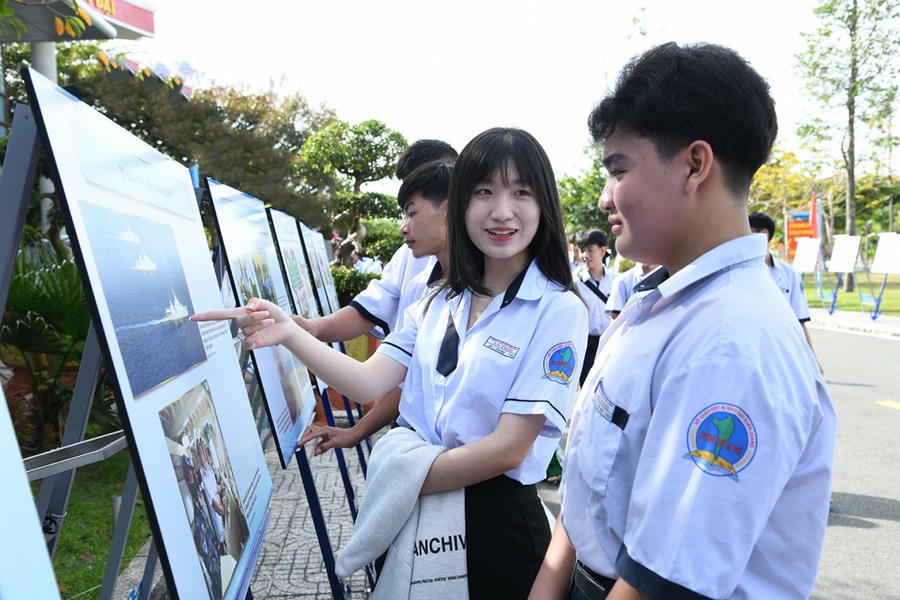 Học sinh trên địa bàn thích thú tìm hiểu hình ảnh về hoạt động huấn luyện, sẵn sàng chiến đấu, tuần tra, bảo vệ chủ quyền biển đảo của lực lượng Hải quân