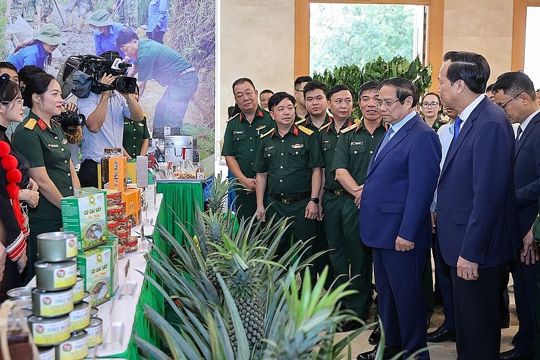 Thủ tướng thăm các gian trưng bày sản phẩm.