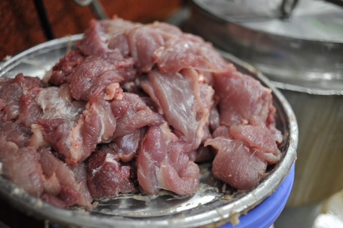 Thịt lợn (heo) phải tươi, nghĩa là lợn vừa mổ thịt xong, dùng tay sờ vào thịt hãy còn ấm, bóng mịn, đỏ hồng.