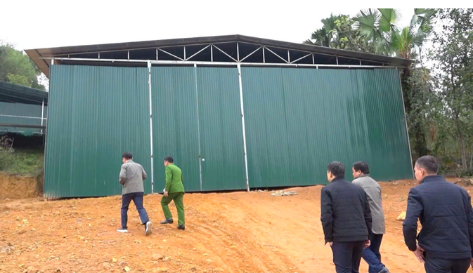 Một công trình mới được người dân dựng lên chưa lâu, có dấu hiệu vi phạm (Ảnh: Công an Phú Thọ).