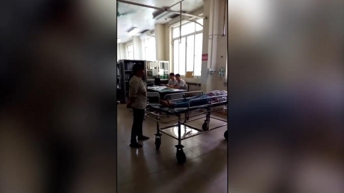 Các bác sỹ thản nhiên ngồi nhìn bệnh nhân.