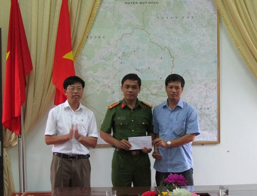 UBND huyện Quỳ Châu trao thưởng cho lực lượng phá án.