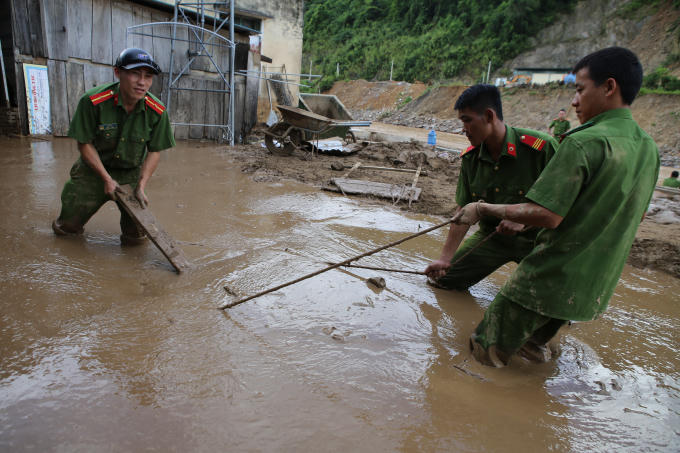 Lũ rút đi để lại lớp bùn dày các anh lại cùng nhân dân dọn bùn để ổn định cuộc sống.
