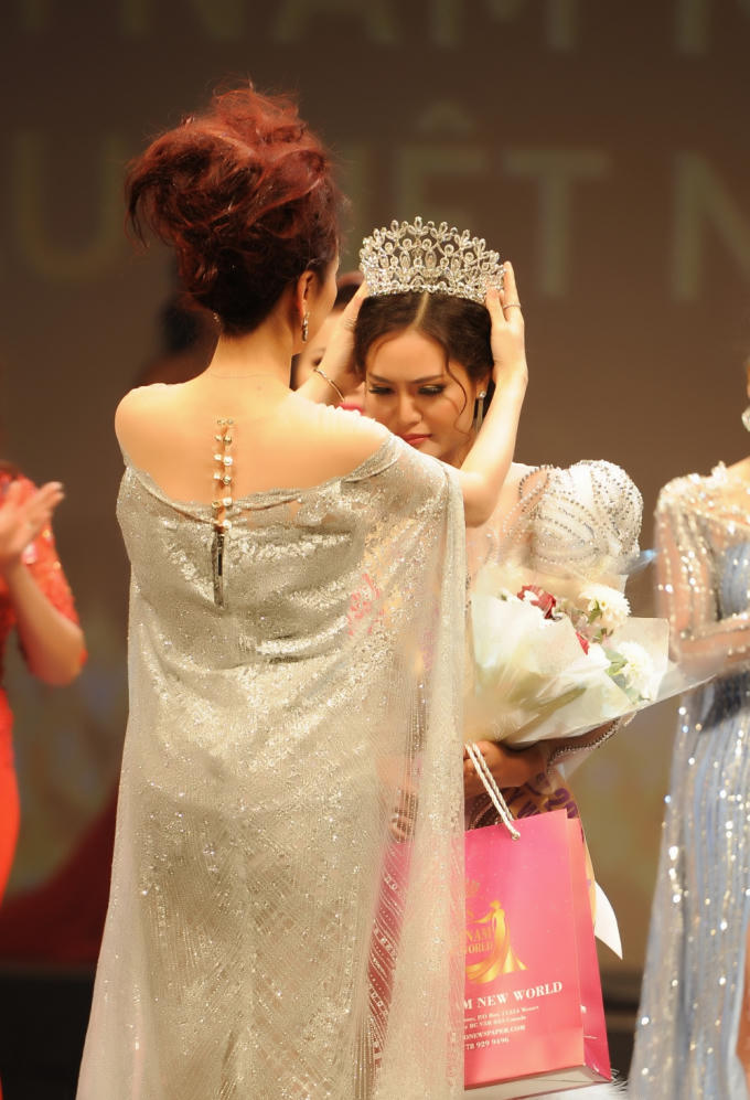 Dy Khả H&acirc;n ngất xỉu trong gi&acirc;y ph&uacute;t đăng quang Hoa hậu Việt Nam Thế giới 2018