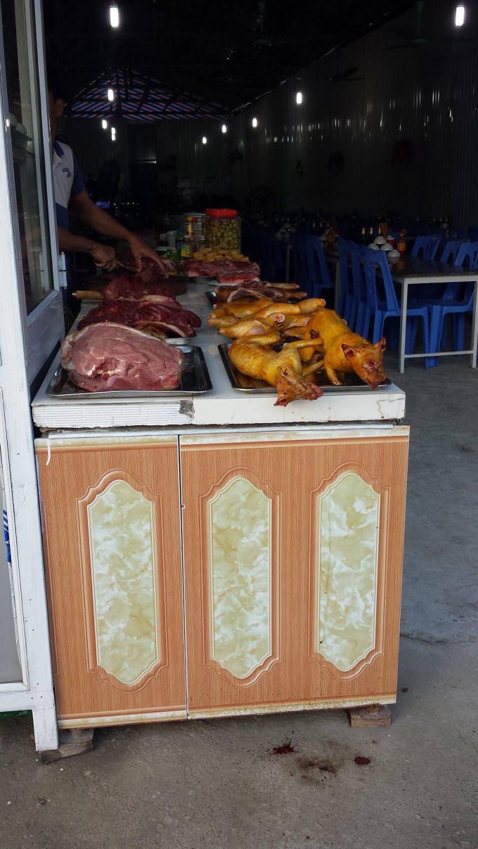 Những con thú mới được mổ, vẫn còn máu tươi chảy xuống nền đất trong không gian linh thiêng rất phản cảm.