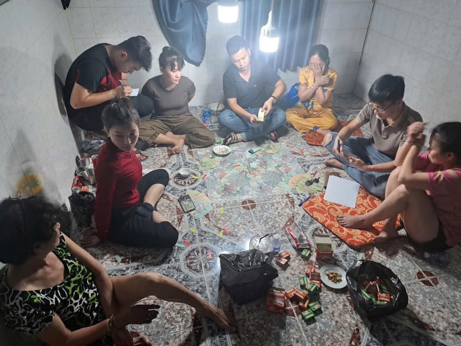 Các con bạc bị Công an huyện Long Thành bắt giữ trong cao điểm tấn công trấn áp tội phạm.