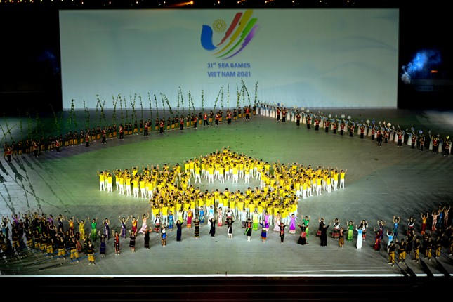 Phần trình diễn bùng nổ khép lại chương trình khai mạc.