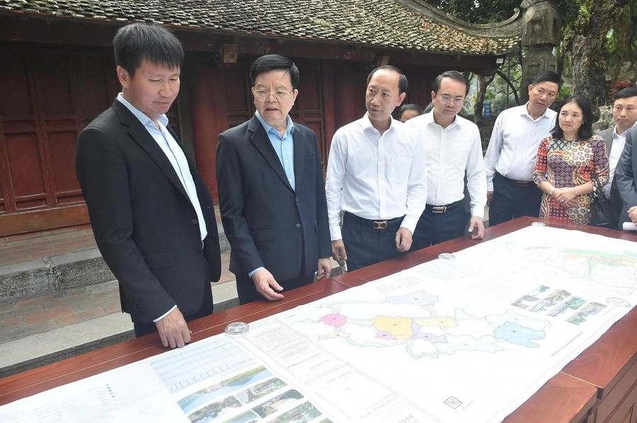 Phó Thủ tướng nghe báo cáo tại Khu di tích Cố đô Hoa Lư - Ảnh: VGP/Giang Thanh.