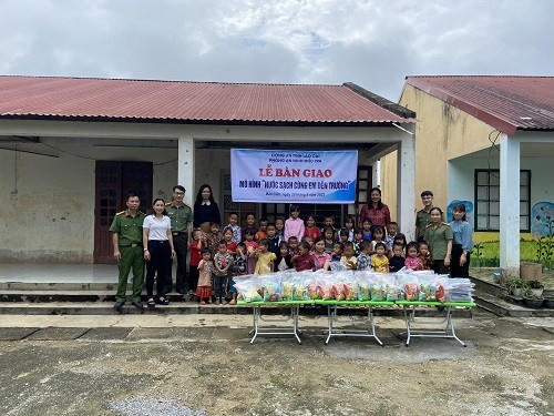 phong-an-ninh-dieu-tra-ban-giao-cong-trinh-nuoc-sach-cung-em-den-truong-cho-cac-co-giao-diem-truong-khau-co-1678