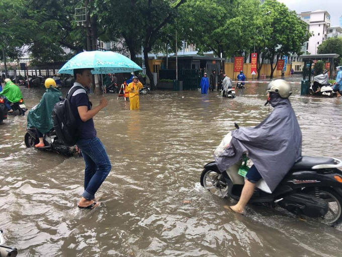 Hà Nội: Mưa lớn nhiều tuyến phố chìm trong biển nước