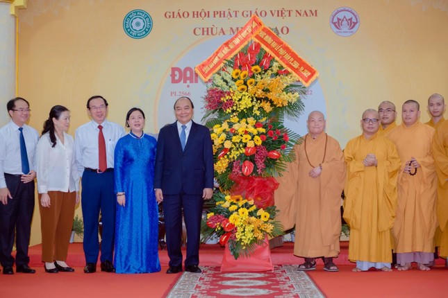 Chủ tịch nước tặng hoa chúc mừng Hòa thượng Chủ tịch HĐTS - Ảnh: Đăng Huy