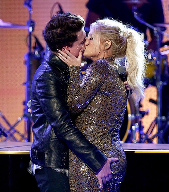 Meghan Trainor và Charlie Puth đốt cháy sân khấu AMA 2015 với nụ hôn nồng cháy.  Ảnh: Internet