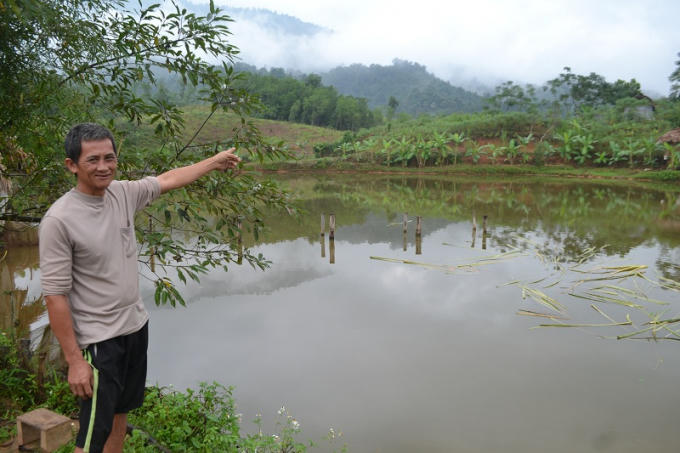 Tác "lâm" khoe trại cá của mình. ( ảnh: Phàn Giào Họ)