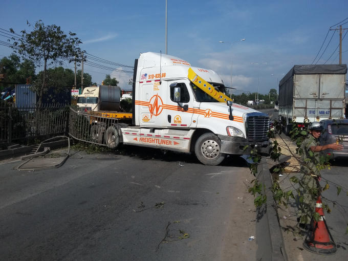 Dải phân cách, cây xanh bị cày nát.