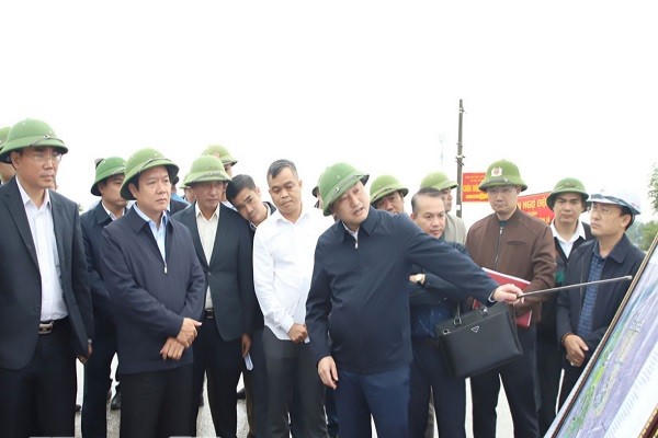 Ông Phạm Quang Ngọc, Chủ tịch UBND tỉnh Hưng Yên (thứ hai từ trái sang) cùng đoàn công tác kiểm tra tại dự án.