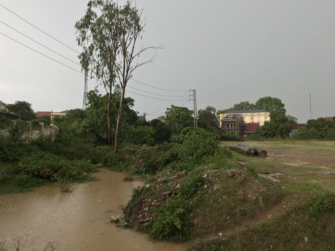 5.042 m2 đất của gia đình ông Nguyễn Tân Phúc đã bị thu hồi trước đó, địa phương đã san lấp mặt bằng, phá hủy công trình kiến trúc, thay đổi hiện trạn khiến ông không thể sản xuất trên đất của mình trong nhiều năm qua gây thiệt hại rất lớn cho gia đình. Vậy bây giờ trách nhiệm thuộc về ai?