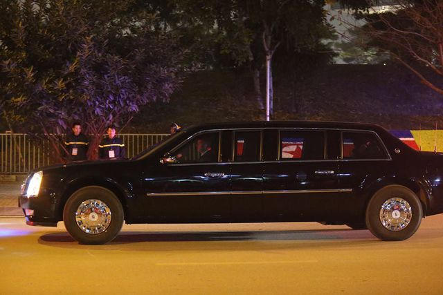 Hai chiếc "The Beast" trong đoàn xe lên sân bay đón Tổng thống Mỹ.