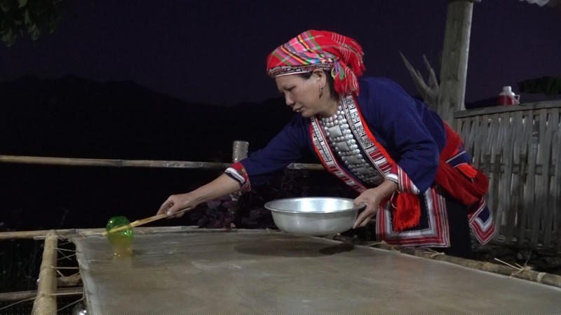 Tráng dung dịch bột rơm và chất cây tạo kết dính lên một khuôn làm bằng vải, sau đó đem phơi khô (Ảnh: Thanh niên)