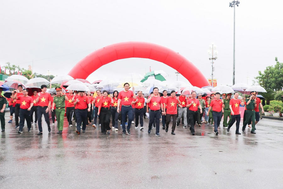 Lãnh đạo tỉnh cùng toàn thể cán bộ, giáo viên, đoàn viên, thanh niên và nhân dân Nghệ An hưởng ứng thông điệp "1 tỷ bước chân tiến vào kỷ nguyên mới".