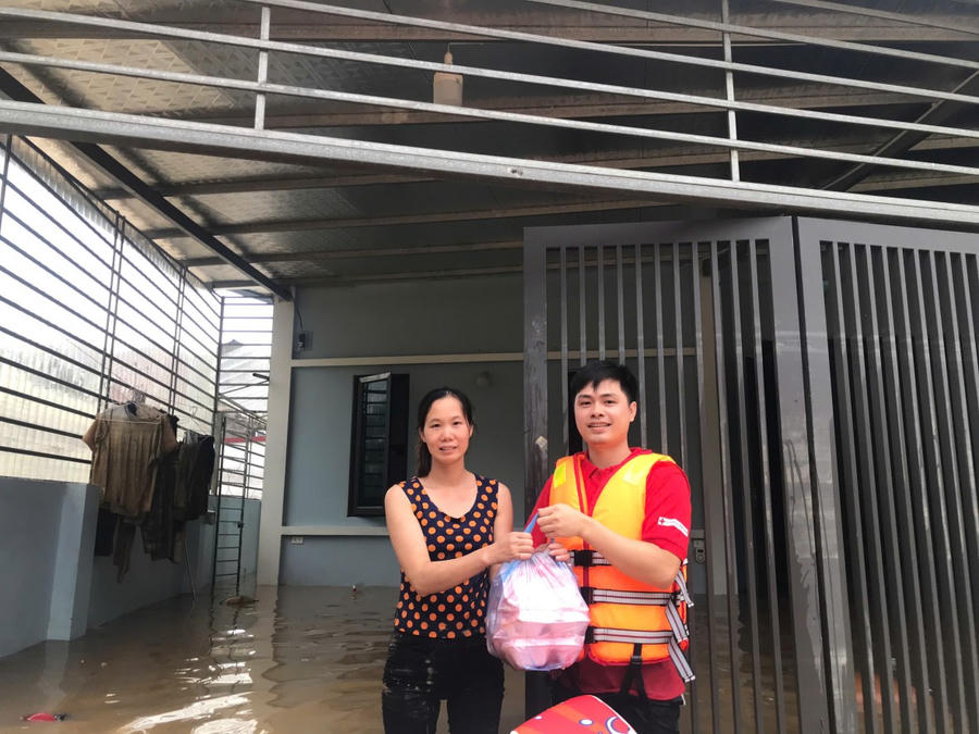 Bức ảnh chụp Nguyễn Phúc Đức trong một chương trình thiện nguyện hỗ trợ đồng bào chịu ảnh hưởngn bão lũ.