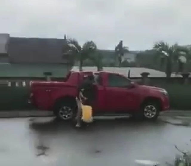 Hình ảnh đối tượng hành hung cô gái ngay giữa đường gây phẫn nộ (Ảnh cắt từ clip).