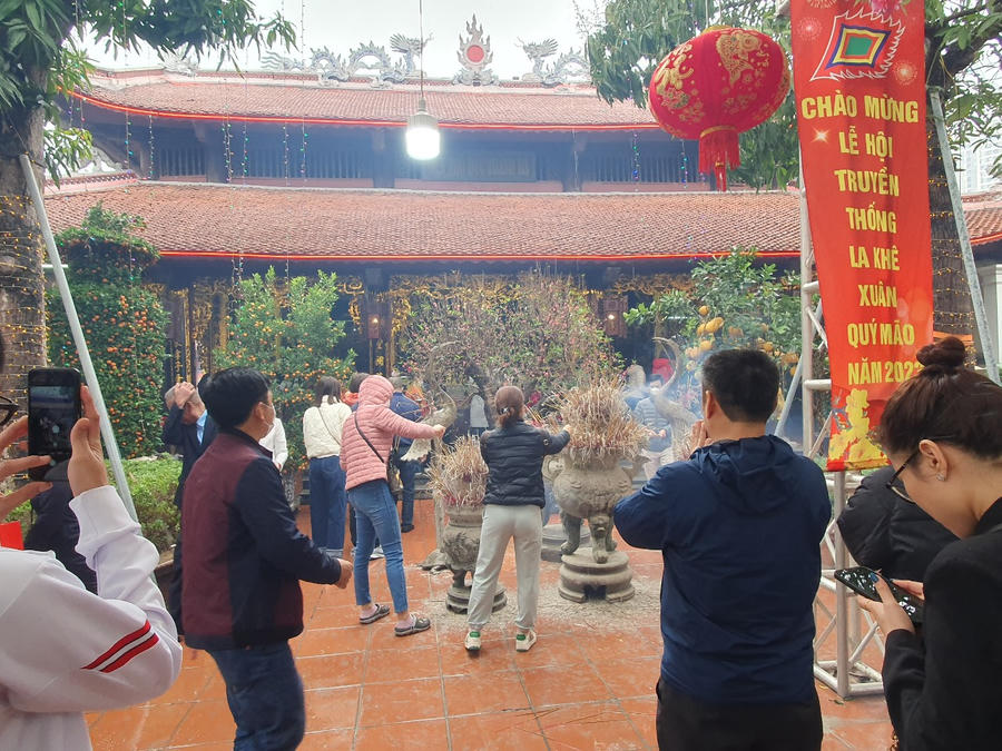 Ngay từ phía ngoài sân nơi thờ Đức Thánh Bà người dẫn đã hành hương chiêm bái.