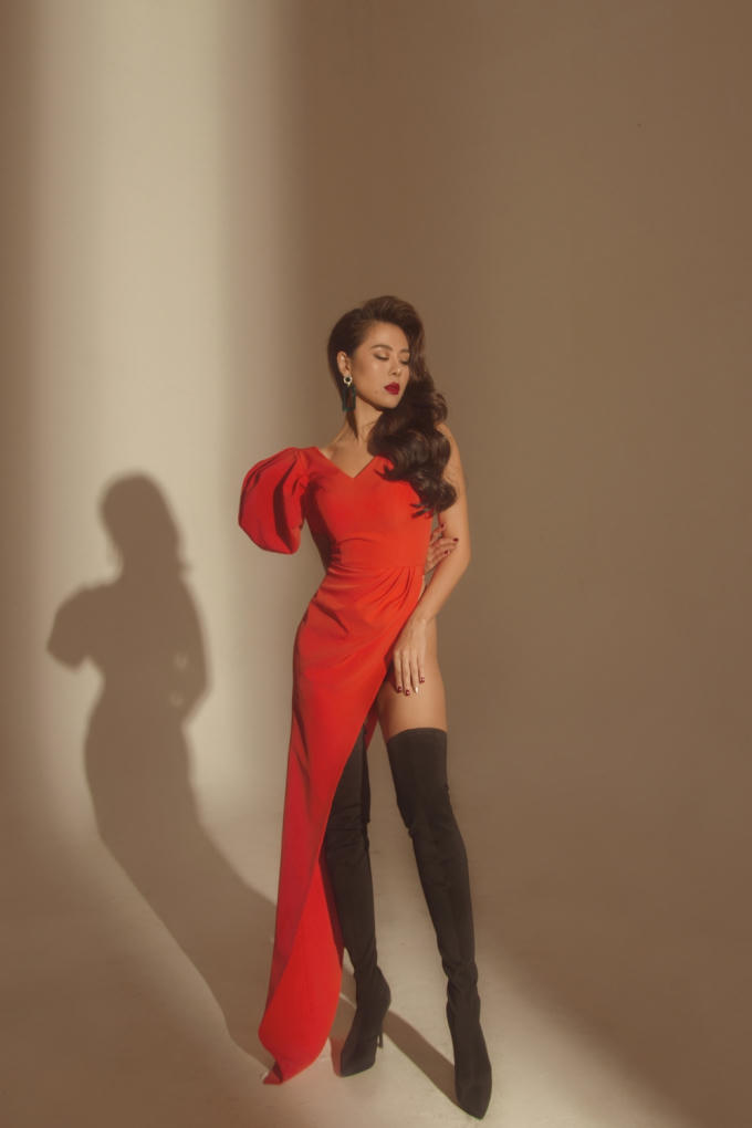 am Thư khiến người xem choáng ngợp bởi cách son môi đỏ quyến rũ, kiểu tóc uốn xoăn bồng bềnh kết hợp với những chiếc váy cắt xẻ cao táo bạo khoe hình thể nóng bỏng thì ở những bức ảnh.