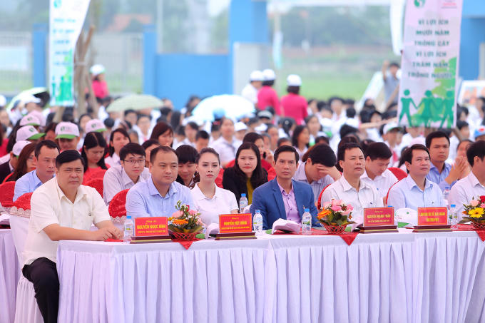 Hoa hậu Biển Thùy Trang được học sinh quây kín ở Vĩnh Yên