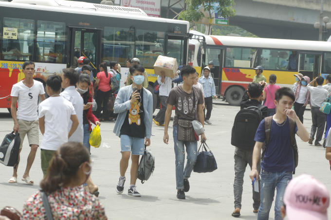 Dòng người ùn ùn “rời đô” về nghỉ lễ 2/9