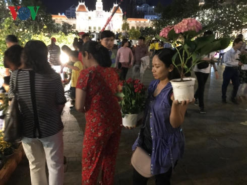 Mặc dù có lực lượng bảo vệ nhắc nhở nhưng người dân vẫn đổ xô lấy hoa.