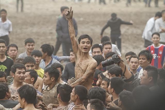 Với mong muốn lấy được phết cầu may, một số thanh niên cởi trần lao vào đám đông.  Ảnh: NT