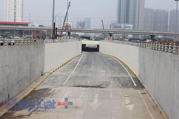 Cách đó hơn 1 km, tại nút giao Trung Hoà, quận Cầu Giấy, một hầm chui khác cũng đang được xây dựng. Ảnh: Như Trường.