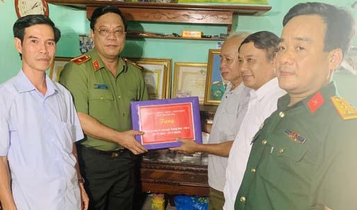 Thiếu tướng thăm, tặng quà thương binh