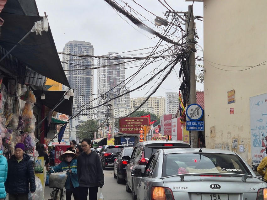 Ngay từ sáng sớm ngày 2/2 tức ngày 5 Tết Ất Tỵ 2025 đã có hàng nghìn người đổ về Bia Bà ngày một đông, làm cho giao thông lối dẫn vào khu di tích bị ùn nhẹ.