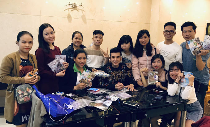 Nam ca sĩ ký tặng cho fan tại Đà Nẵng.