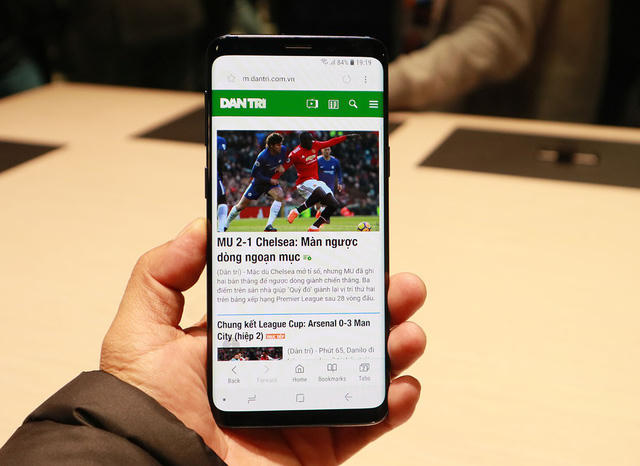 Về cấu hình, Galaxy S9 trang bị thế hệ vi xử lý Exynos 9810, RAM 4 GB, khả năng kháng nước, kháng bụi IP68, và sạc không dây đặc biệt. Đáng chú ý khe thẻ nhớ mở rộng lên đến 400GB với thẻ nhớ rời Micro SD.