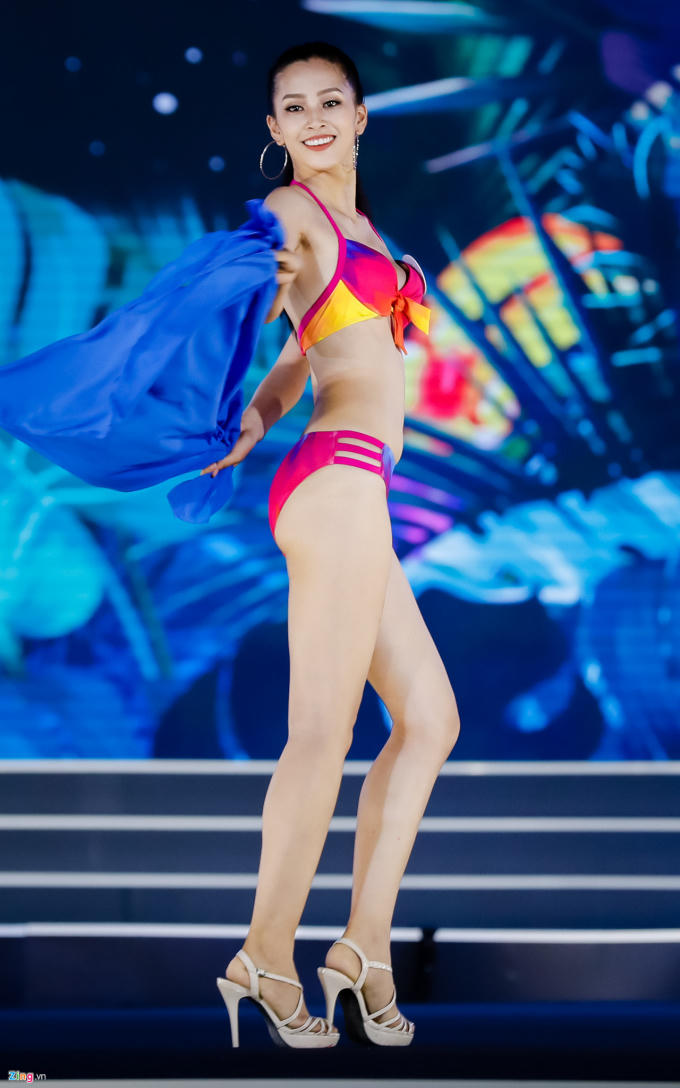 Dự đoán này càng có cơ sở hơn khi ở vòng thi Người đẹp Biển (hôm 25/8) Tiểu Vy có mặt trong top 3, dù gặp sự cố vấp ngã. Chỉ số nhân trắc học của Tiểu Vy là 1,74 m, ba vòng 84-63-90.