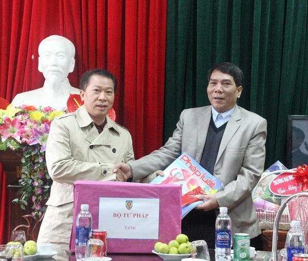 Tổng biên tập Báo Pháp luật Việt Nam Đào Văn Hội trao tặng mỗi hộ nghèo 1 triệu đồng để động viên bà con nhân dịp Tết Nguyên đán. 