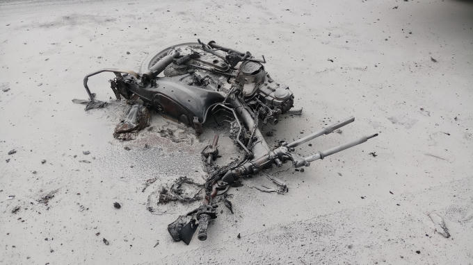 Chiếc xe máy cháy trơ khung sau va chạm.