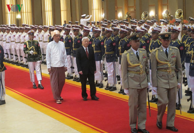 Tổng thống Htin Kyaw nhiệt liệt chào mừng Tổng Bí thư Nguyễn Phú Trọng và Đoàn đại biểu cấp cao Việt Nam thăm cấp Nhà nước Cộng hòa Liên bang Myanmar; nhấn mạnh chuyến thăm Myanmar lần này của Tổng Bí thư Nguyễn Phú Trọng là dấu mốc lịch sử quan trọng và sẽ mở ra chương mới trong quan hệ hai nước