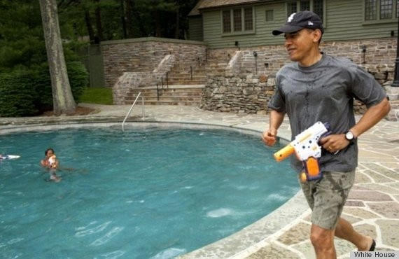 Tổng thống Obama tham gia trò chơi đọ súng nước với con gái Sasha trong lễ kỷ niệm sinh nhật lần thứ 10 của cô bé tại Trại David ở bang Maryland.