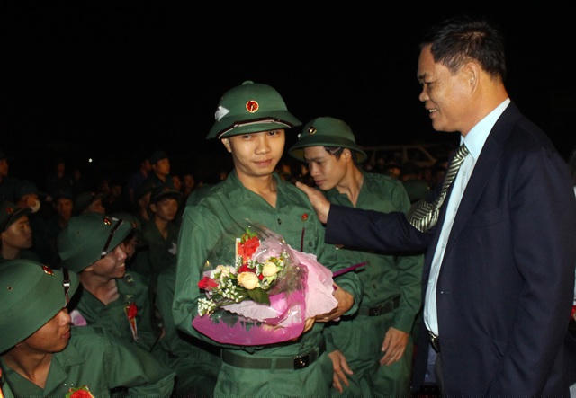 Bí thư Huỳnh Tấn Việt động viên các thanh niên chuẩn bị lên đường nhập ngũ