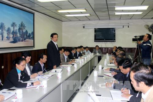 Đồng chí Phạm Văn Thư (người đứng) nhận khuyết điểm trước Ủy ban Kiểm tra Tỉnh ủy Hải Dương. Ảnh: Mạnh Tú.