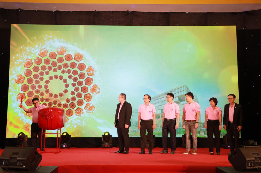 Tổng giám đốc CPV đánh trống khai hội tại văn phòng chính.