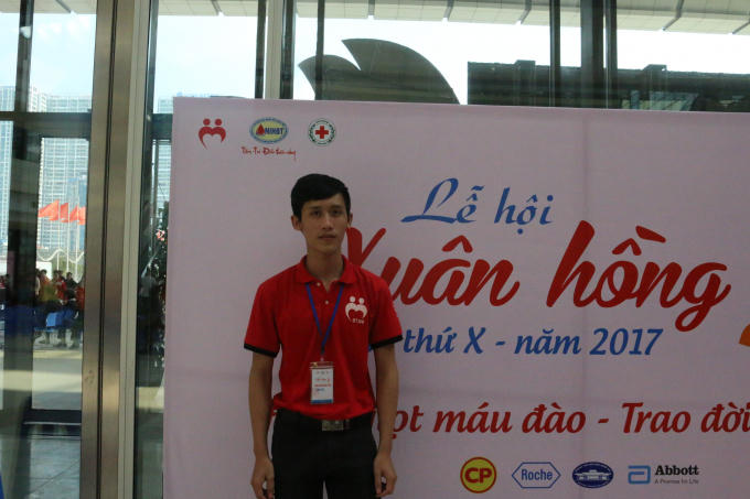 Bạn Bùi Duy Khánh (SV năm 1 - ĐH Công nghệ GTVT) tình nguyện viện của Lễ hội Xuân Hồng năm nay chia sẻ: "Lần đầu em tham gia làm tình nguyện viên trong một lễ hội hiến máu lớn như vậy. Em cảm thấy rất vui vì làm được một việc ý nghĩa và cũng mong muốn sẽ được tiếp tục tham gia làm tình nguyên viên trong những lần lễ hội khác nữa".