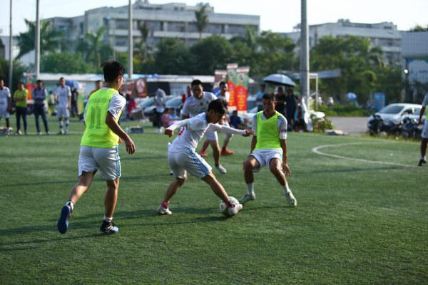 T&igrave;nh huống tranh chấp b&oacute;ng quyết liệt giữa hai đội.(Ảnh: BTC)