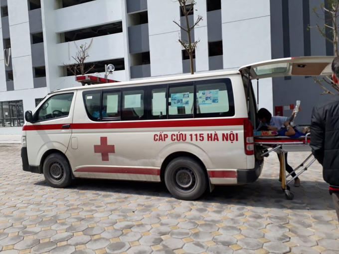 Ngay lập tức thợ hàn được sơ cứu và chuyển đi viện bằng xe cứu thương.
